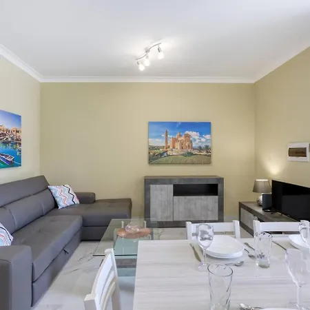 Penthouse, Seaview, Beautiful 2br 4 Daire
