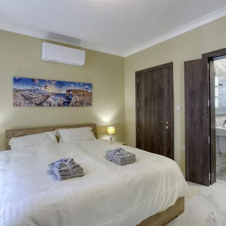 Penthouse, Seaview, Beautiful 2br 4 *